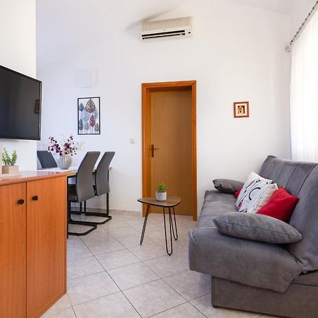 Villa Livia With Three Nice Apartments, Swimming Pool, Childrens Playground, Barbecue And Free Parking Ližnjan Esterno foto
