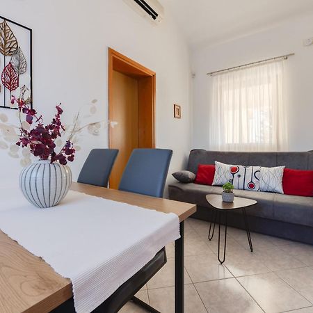 Villa Livia With Three Nice Apartments, Swimming Pool, Childrens Playground, Barbecue And Free Parking Ližnjan Esterno foto