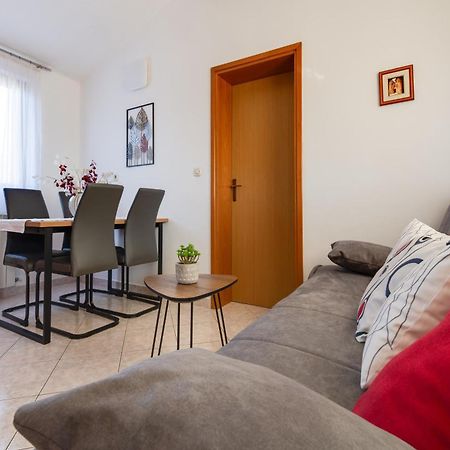 Villa Livia With Three Nice Apartments, Swimming Pool, Childrens Playground, Barbecue And Free Parking Ližnjan Esterno foto