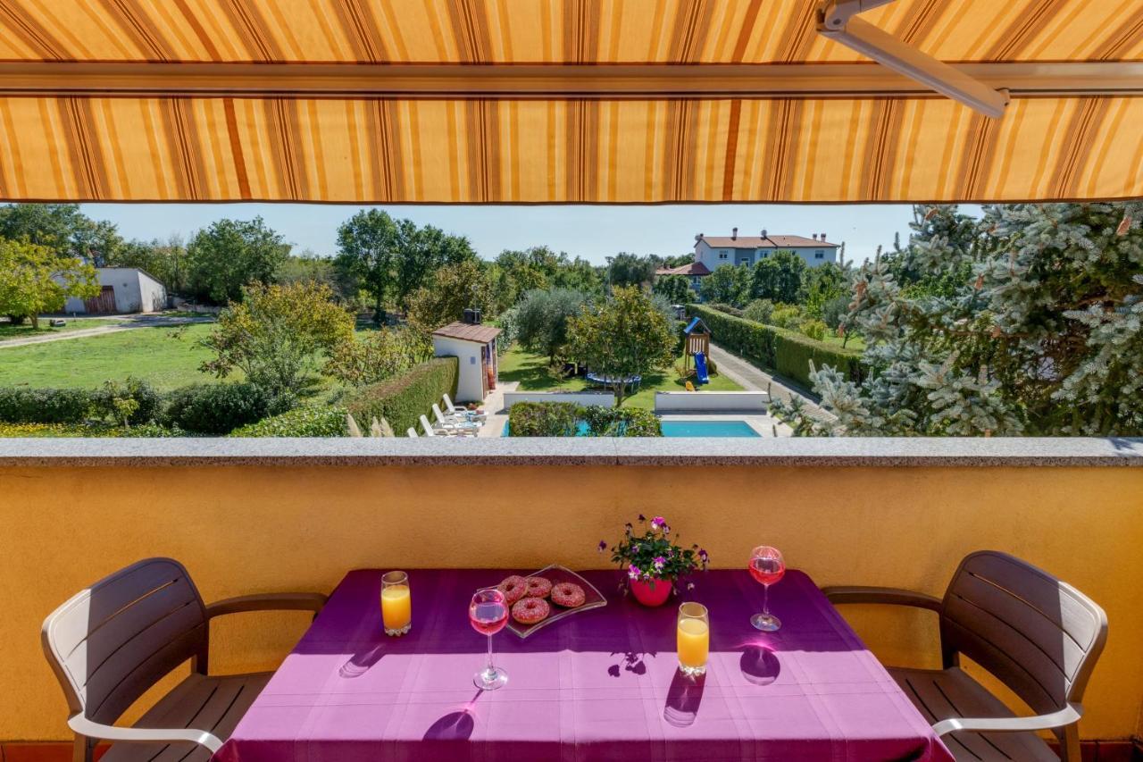 Villa Livia With Three Nice Apartments, Swimming Pool, Childrens Playground, Barbecue And Free Parking Ližnjan Esterno foto
