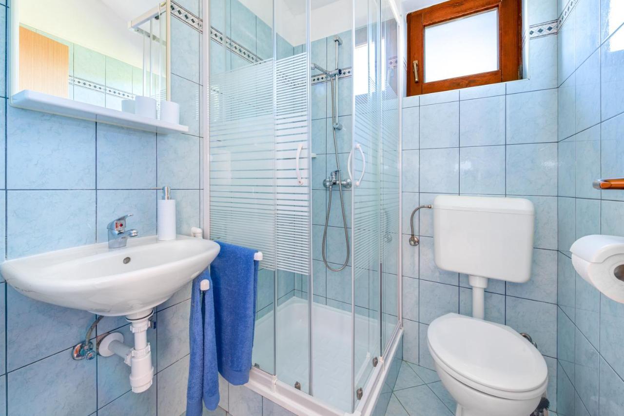 Villa Livia With Three Nice Apartments, Swimming Pool, Childrens Playground, Barbecue And Free Parking Ližnjan Esterno foto