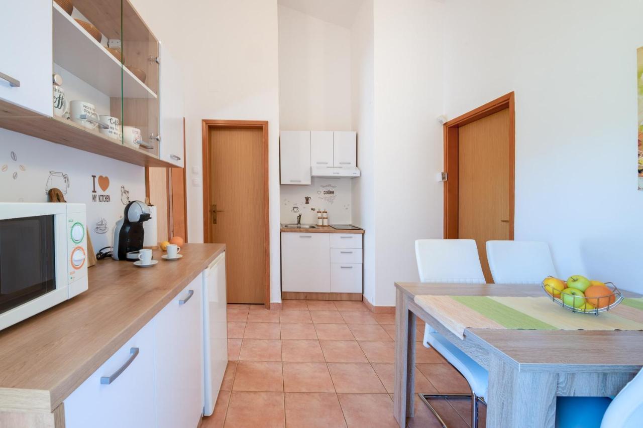 Villa Livia With Three Nice Apartments, Swimming Pool, Childrens Playground, Barbecue And Free Parking Ližnjan Esterno foto