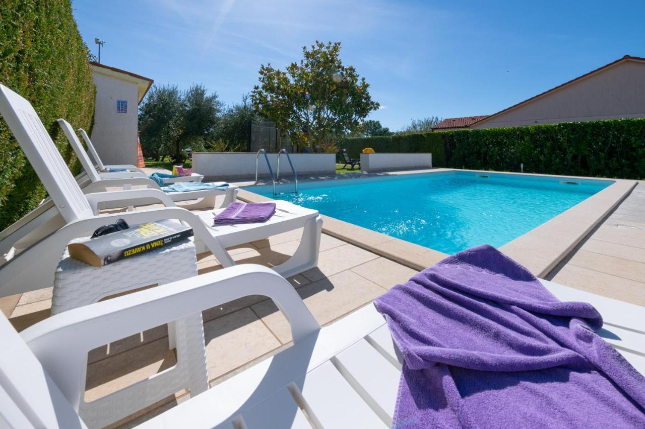 Villa Livia With Three Nice Apartments, Swimming Pool, Childrens Playground, Barbecue And Free Parking Ližnjan Esterno foto