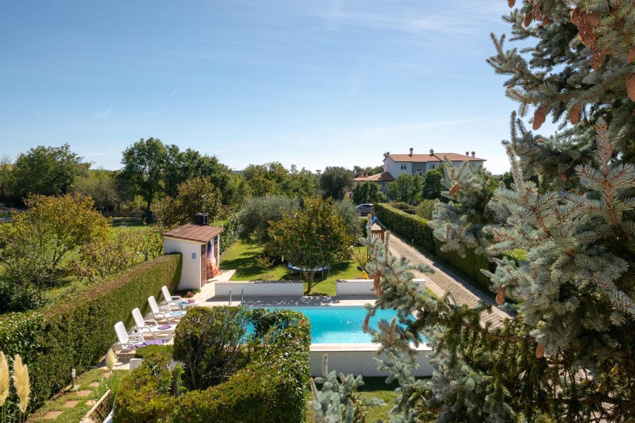 Villa Livia With Three Nice Apartments, Swimming Pool, Childrens Playground, Barbecue And Free Parking Ližnjan Esterno foto