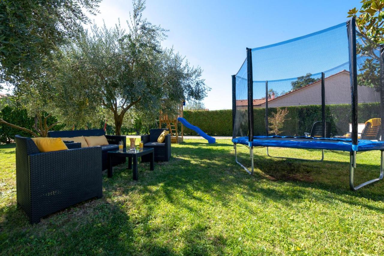 Villa Livia With Three Nice Apartments, Swimming Pool, Childrens Playground, Barbecue And Free Parking Ližnjan Esterno foto