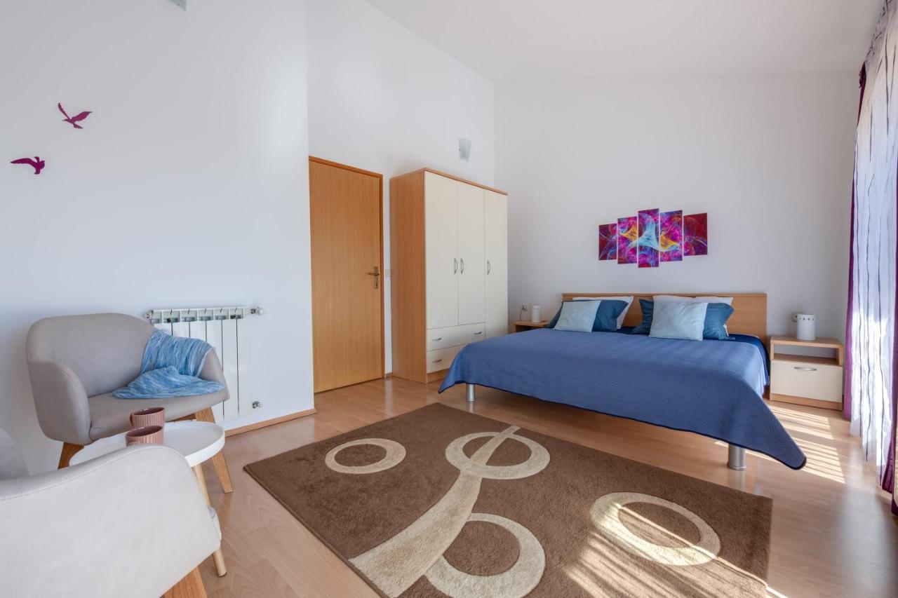 Villa Livia With Three Nice Apartments, Swimming Pool, Childrens Playground, Barbecue And Free Parking Ližnjan Esterno foto