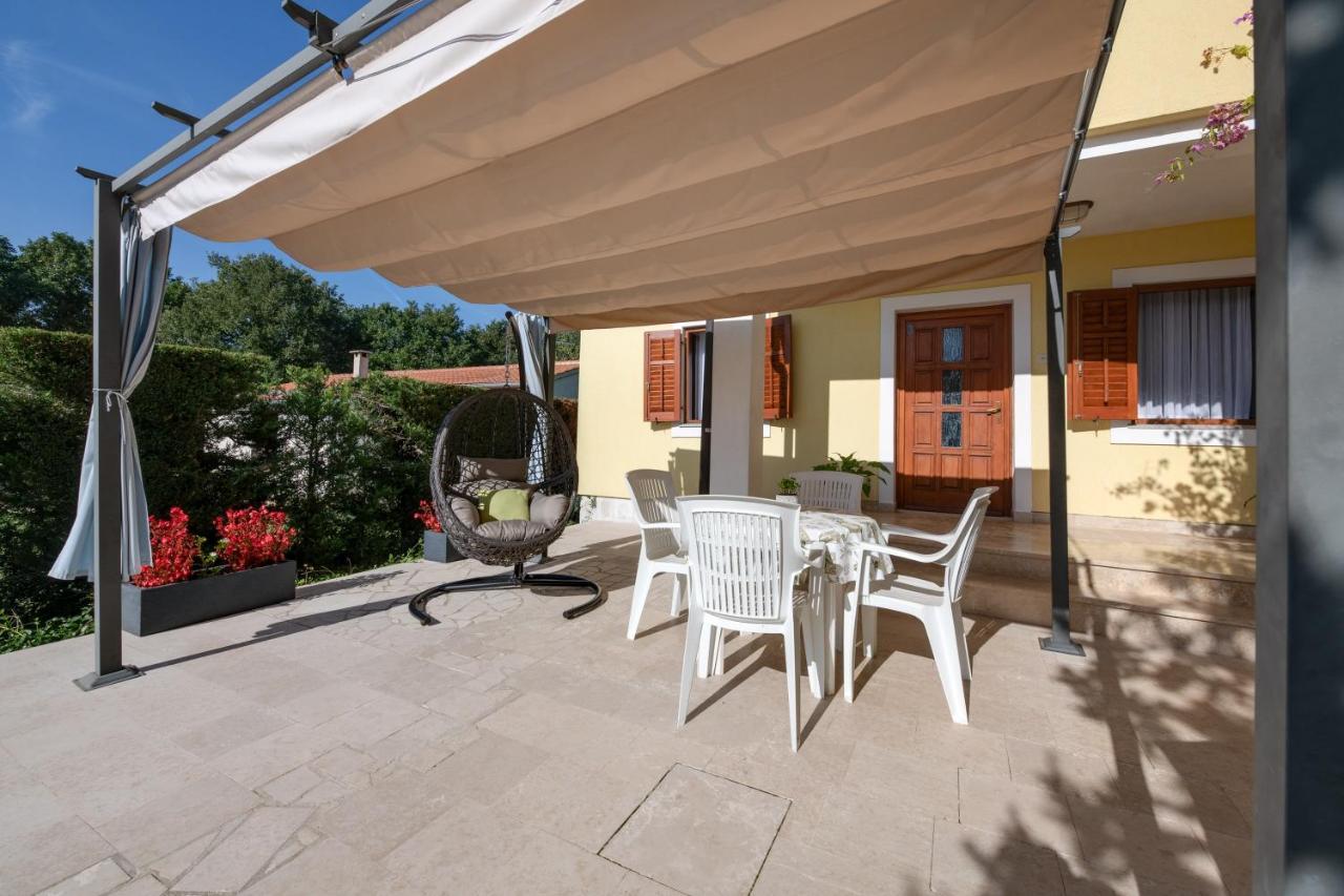 Villa Livia With Three Nice Apartments, Swimming Pool, Childrens Playground, Barbecue And Free Parking Ližnjan Esterno foto