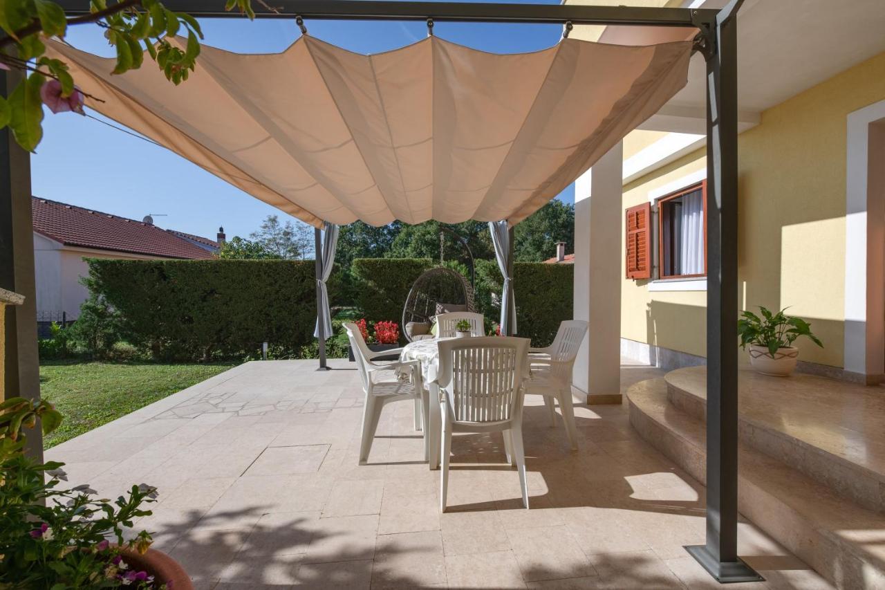 Villa Livia With Three Nice Apartments, Swimming Pool, Childrens Playground, Barbecue And Free Parking Ližnjan Esterno foto