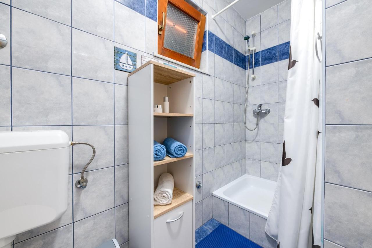 Villa Livia With Three Nice Apartments, Swimming Pool, Childrens Playground, Barbecue And Free Parking Ližnjan Esterno foto