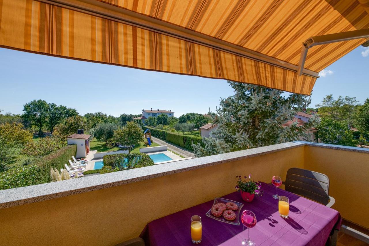 Villa Livia With Three Nice Apartments, Swimming Pool, Childrens Playground, Barbecue And Free Parking Ližnjan Esterno foto