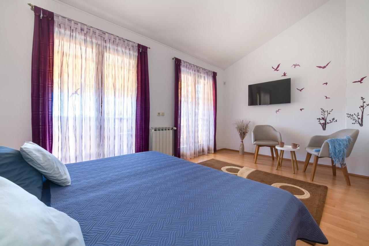 Villa Livia With Three Nice Apartments, Swimming Pool, Childrens Playground, Barbecue And Free Parking Ližnjan Esterno foto