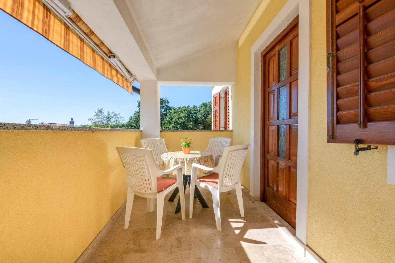 Villa Livia With Three Nice Apartments, Swimming Pool, Childrens Playground, Barbecue And Free Parking Ližnjan Esterno foto