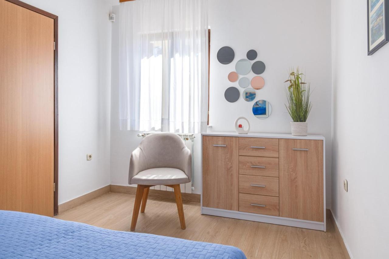Villa Livia With Three Nice Apartments, Swimming Pool, Childrens Playground, Barbecue And Free Parking Ližnjan Esterno foto