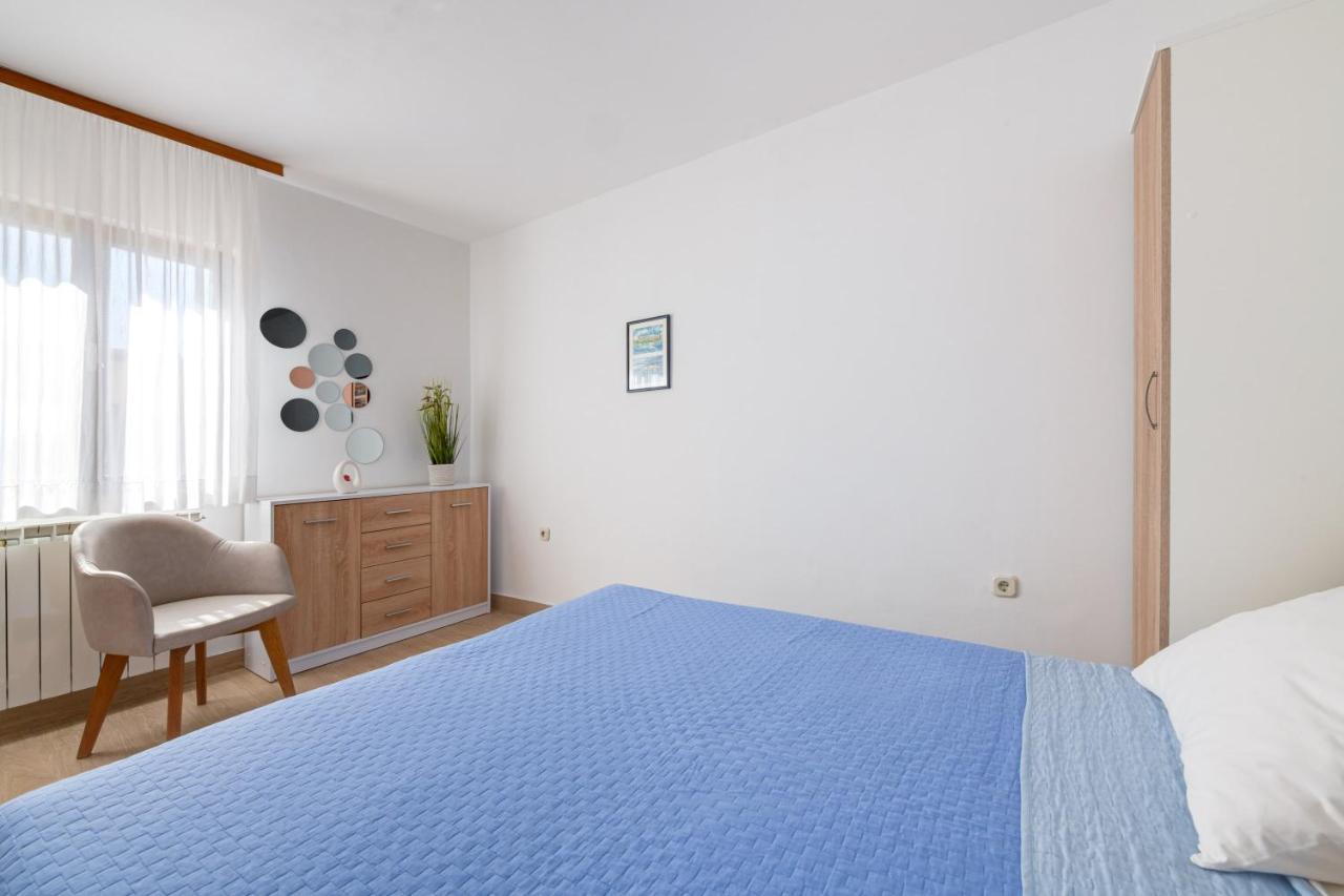 Villa Livia With Three Nice Apartments, Swimming Pool, Childrens Playground, Barbecue And Free Parking Ližnjan Esterno foto