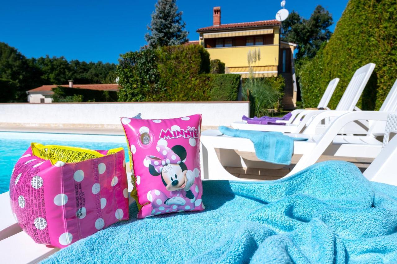 Villa Livia With Three Nice Apartments, Swimming Pool, Childrens Playground, Barbecue And Free Parking Ližnjan Esterno foto