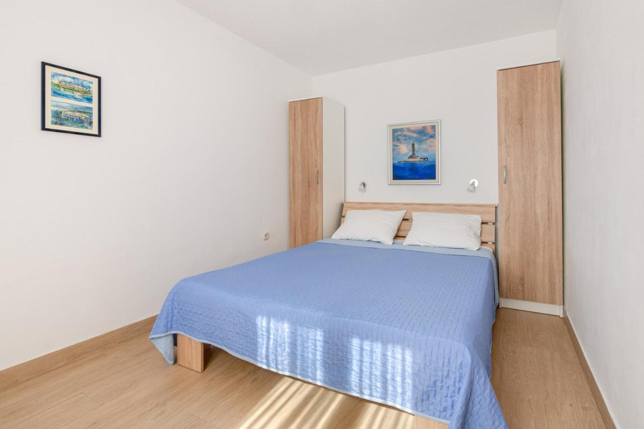 Villa Livia With Three Nice Apartments, Swimming Pool, Childrens Playground, Barbecue And Free Parking Ližnjan Esterno foto
