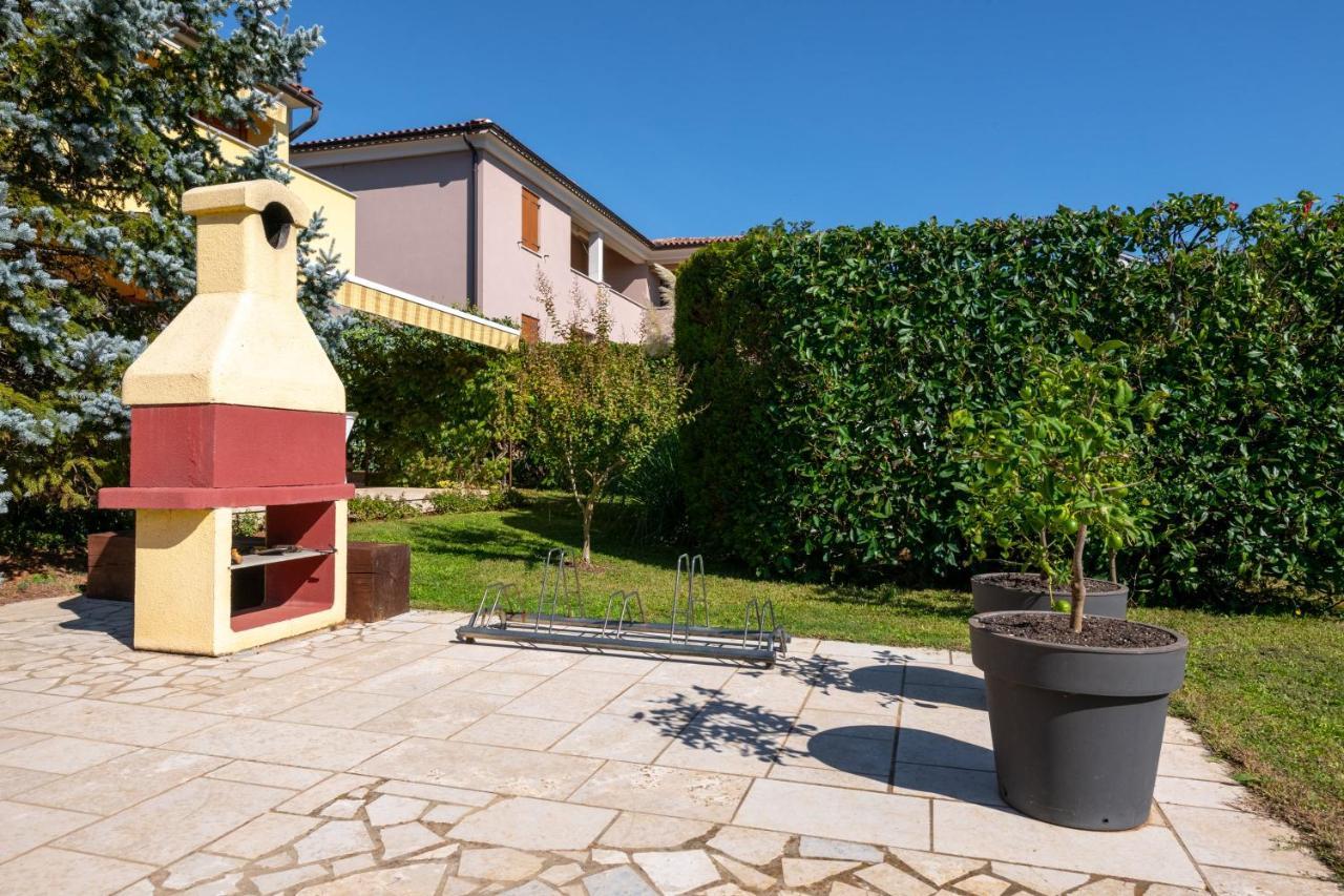 Villa Livia With Three Nice Apartments, Swimming Pool, Childrens Playground, Barbecue And Free Parking Ližnjan Esterno foto