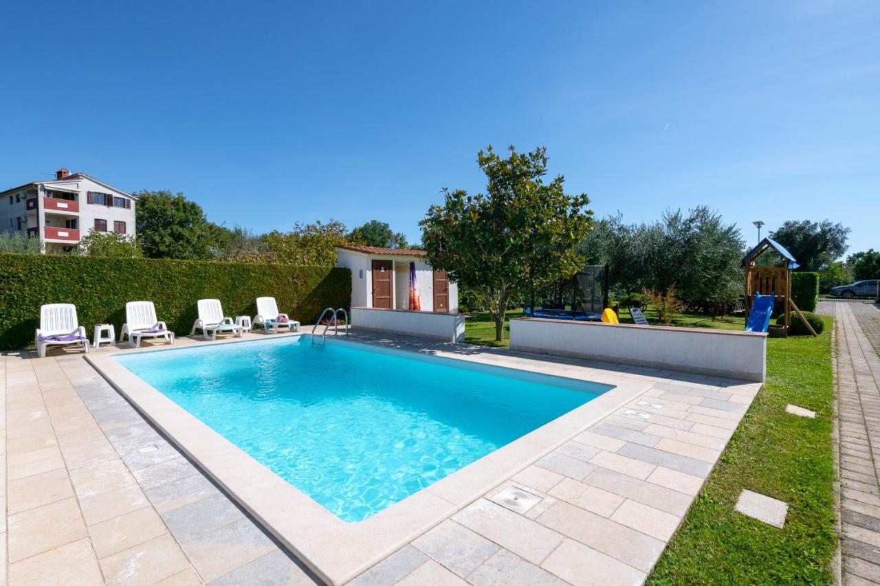 Villa Livia With Three Nice Apartments, Swimming Pool, Childrens Playground, Barbecue And Free Parking Ližnjan Esterno foto