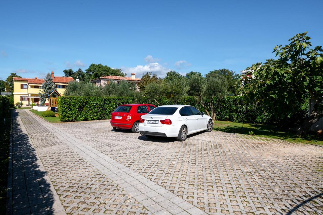 Villa Livia With Three Nice Apartments, Swimming Pool, Childrens Playground, Barbecue And Free Parking Ližnjan Esterno foto