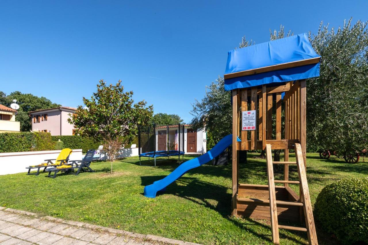 Villa Livia With Three Nice Apartments, Swimming Pool, Childrens Playground, Barbecue And Free Parking Ližnjan Esterno foto