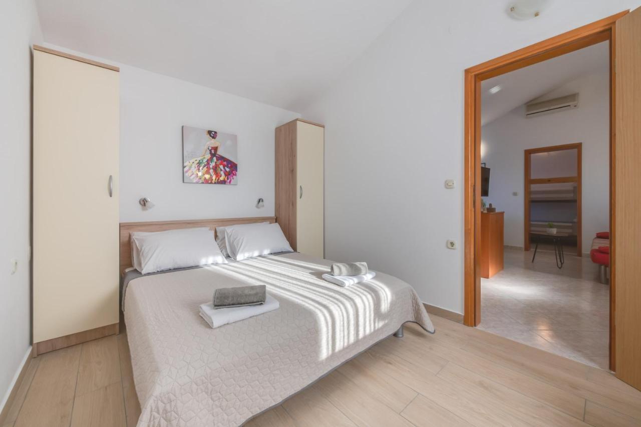 Villa Livia With Three Nice Apartments, Swimming Pool, Childrens Playground, Barbecue And Free Parking Ližnjan Esterno foto