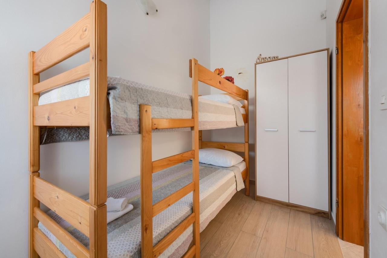 Villa Livia With Three Nice Apartments, Swimming Pool, Childrens Playground, Barbecue And Free Parking Ližnjan Esterno foto