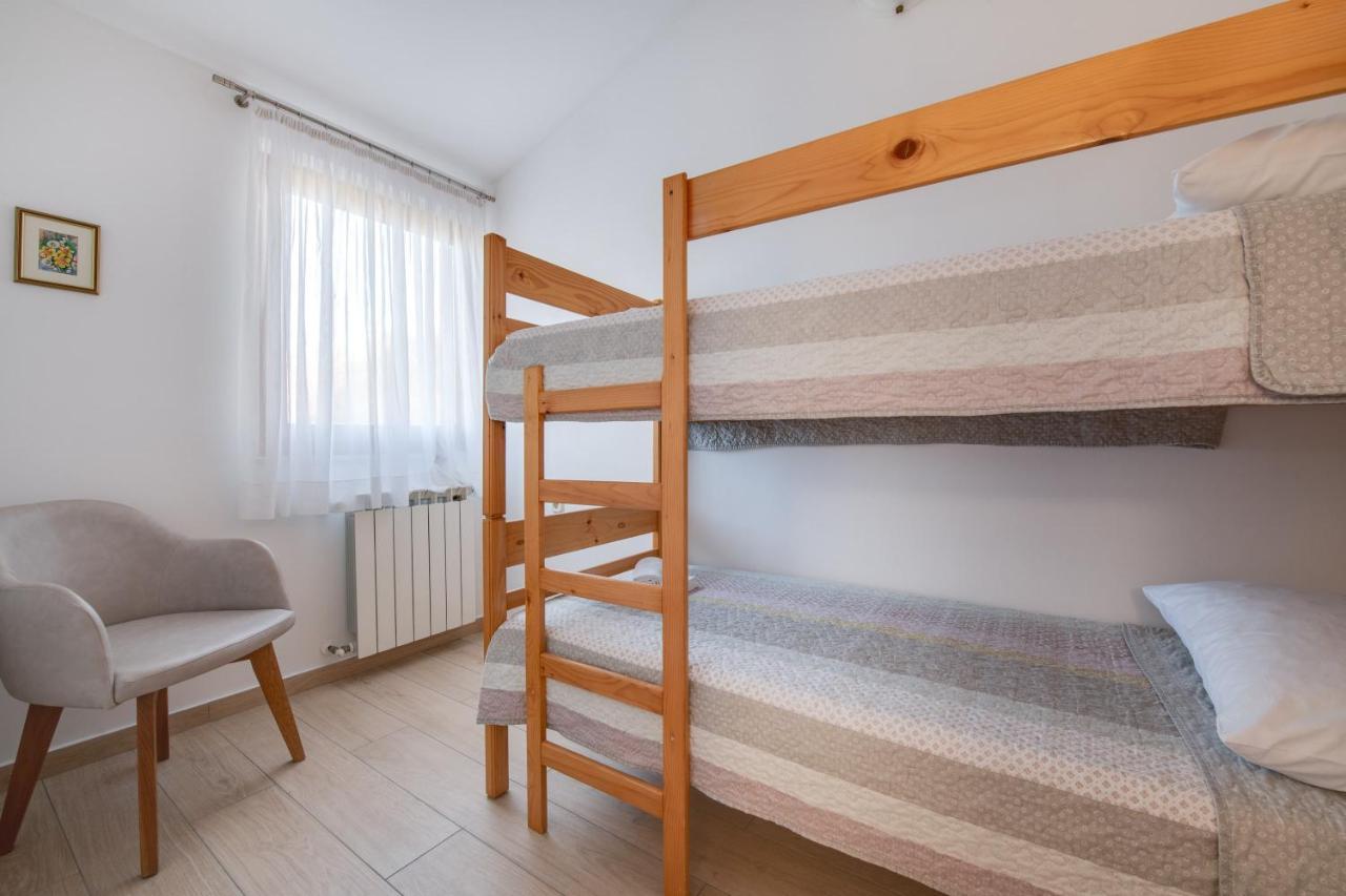 Villa Livia With Three Nice Apartments, Swimming Pool, Childrens Playground, Barbecue And Free Parking Ližnjan Esterno foto
