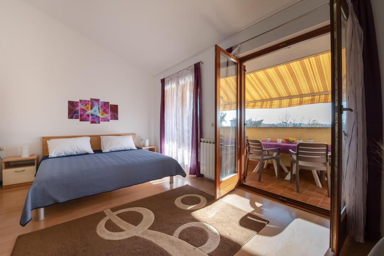 Villa Livia With Three Nice Apartments, Swimming Pool, Childrens Playground, Barbecue And Free Parking Ližnjan Esterno foto