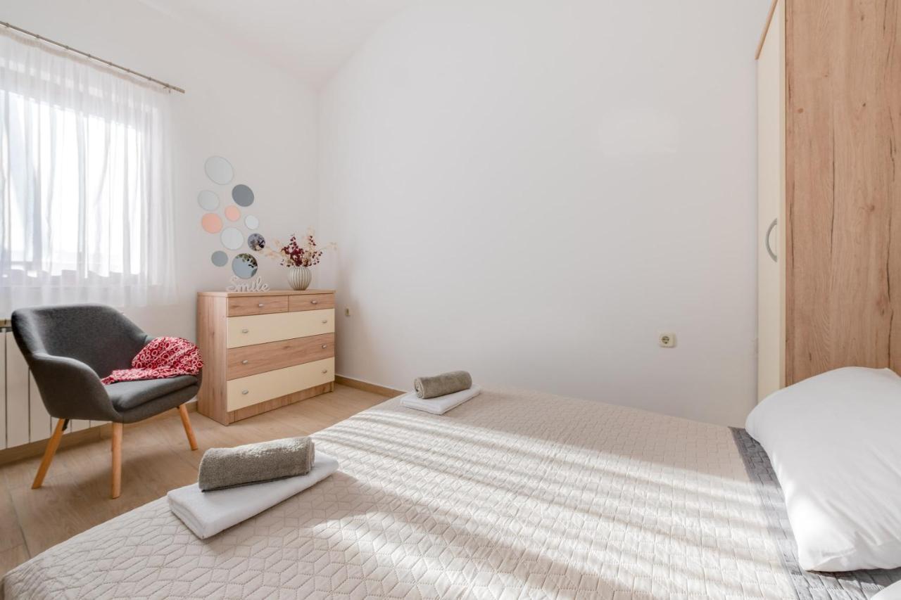 Villa Livia With Three Nice Apartments, Swimming Pool, Childrens Playground, Barbecue And Free Parking Ližnjan Esterno foto