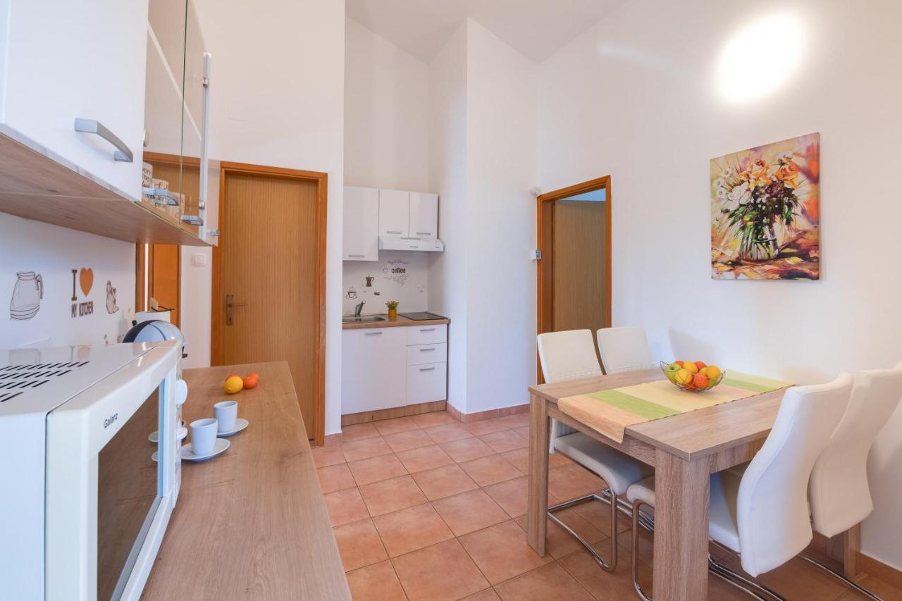Villa Livia With Three Nice Apartments, Swimming Pool, Childrens Playground, Barbecue And Free Parking Ližnjan Esterno foto