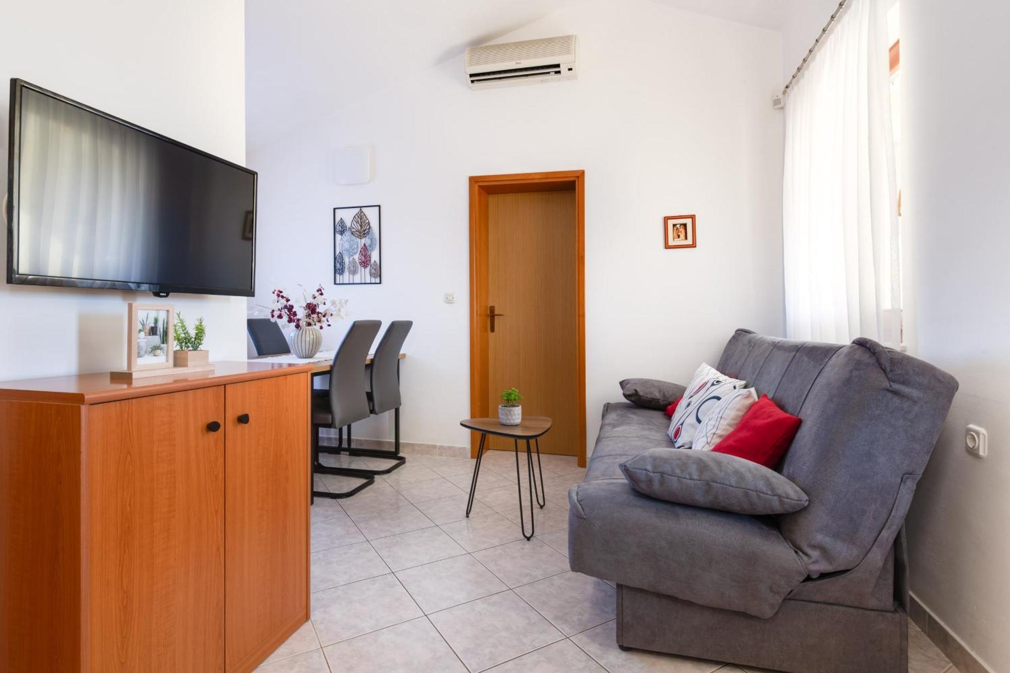 Villa Livia With Three Nice Apartments, Swimming Pool, Childrens Playground, Barbecue And Free Parking Ližnjan Esterno foto