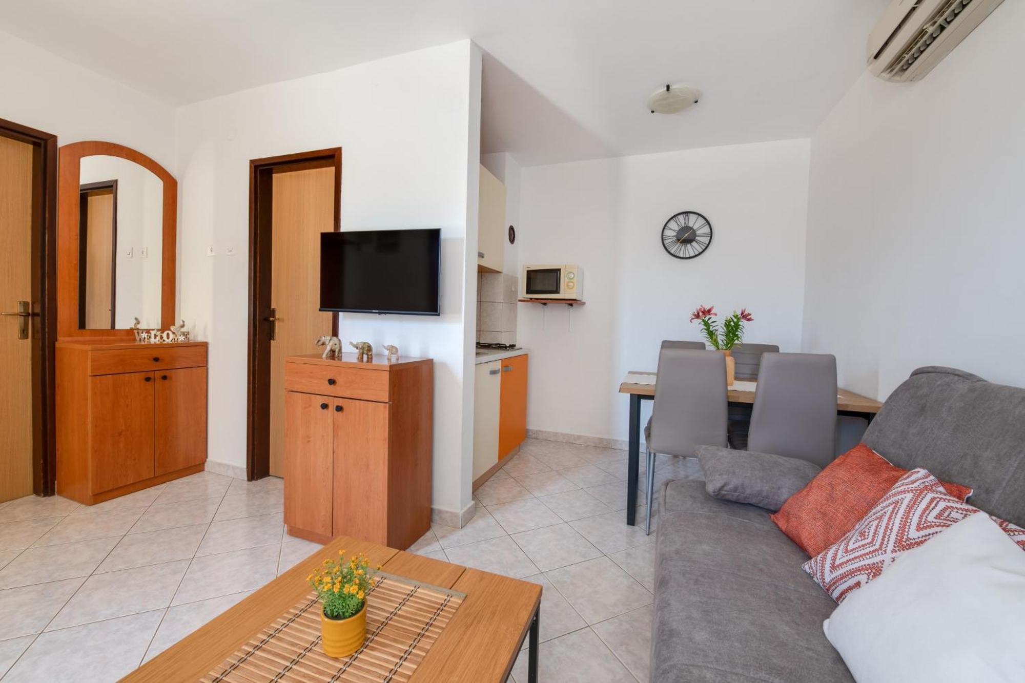 Villa Livia With Three Nice Apartments, Swimming Pool, Childrens Playground, Barbecue And Free Parking Ližnjan Esterno foto