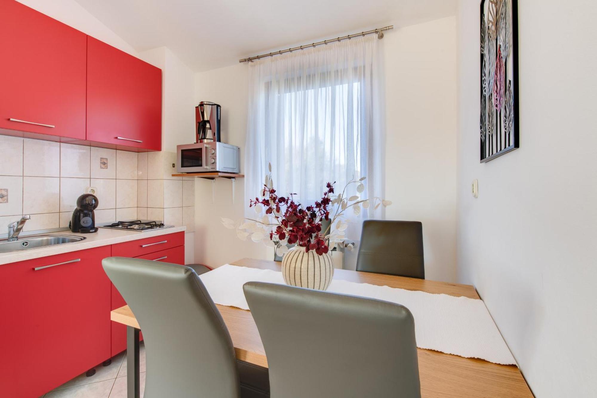 Villa Livia With Three Nice Apartments, Swimming Pool, Childrens Playground, Barbecue And Free Parking Ližnjan Esterno foto