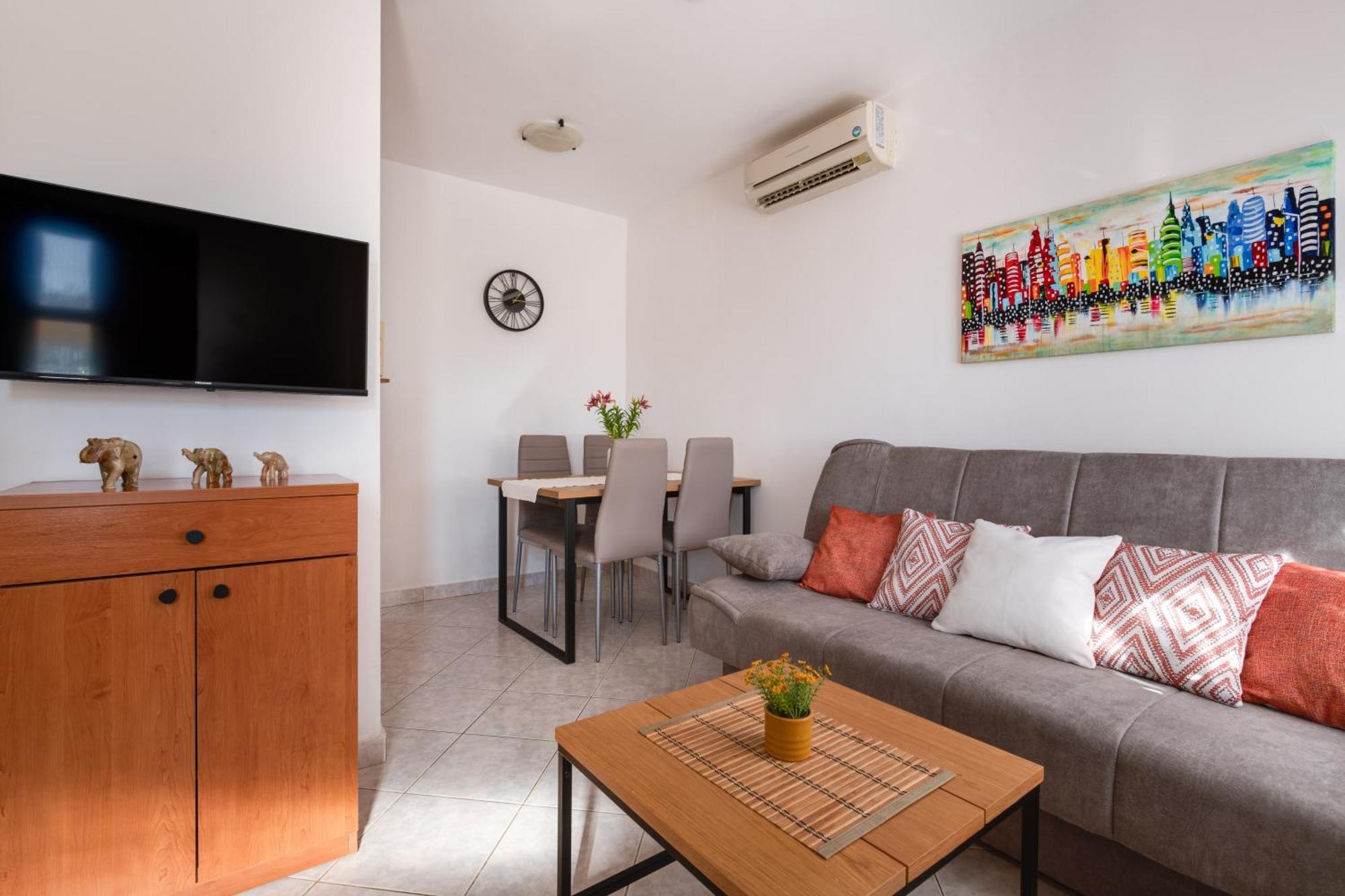 Villa Livia With Three Nice Apartments, Swimming Pool, Childrens Playground, Barbecue And Free Parking Ližnjan Esterno foto